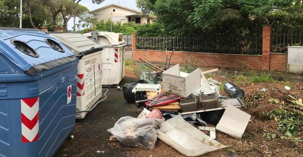Rifiuti lasciati per strada: a Solvay, Vada e Castiglioncello la vergogna non si ferma 