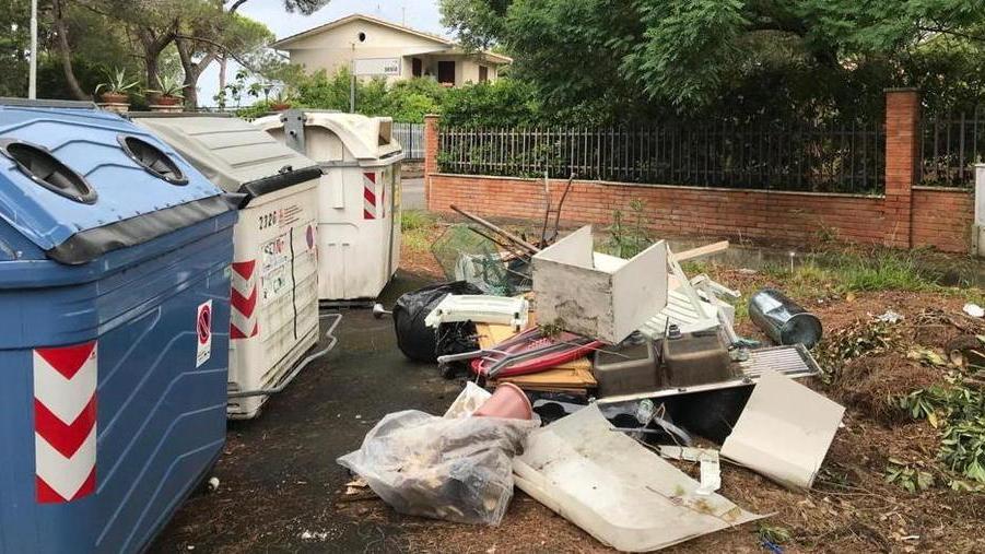 Rifiuti lasciati per strada: a Solvay, Vada e Castiglioncello la vergogna non si ferma