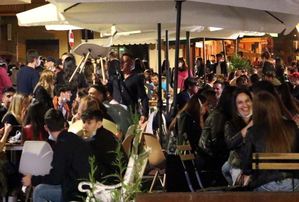 Movida a Marina di Carrara, tra assembramenti e tante mascherine calate