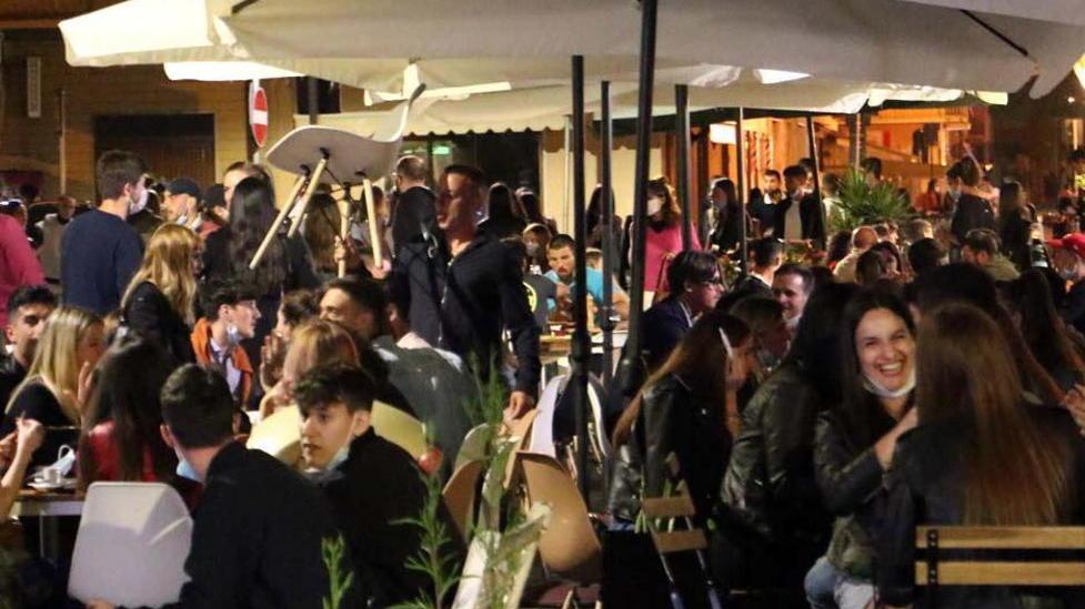 Movida a Marina di Carrara, tra assembramenti e tante mascherine calate