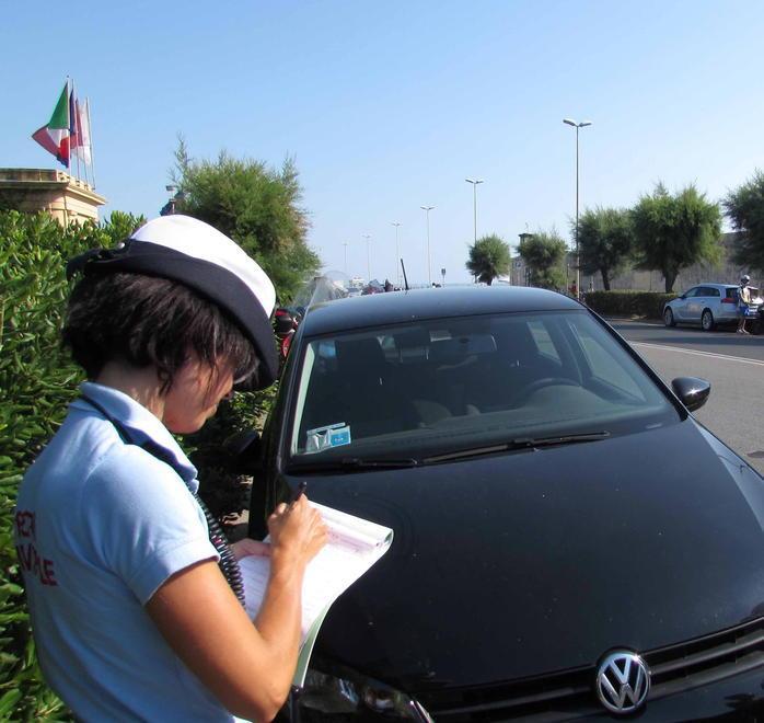 Un'agente della polizia municipale mentre fa una multa