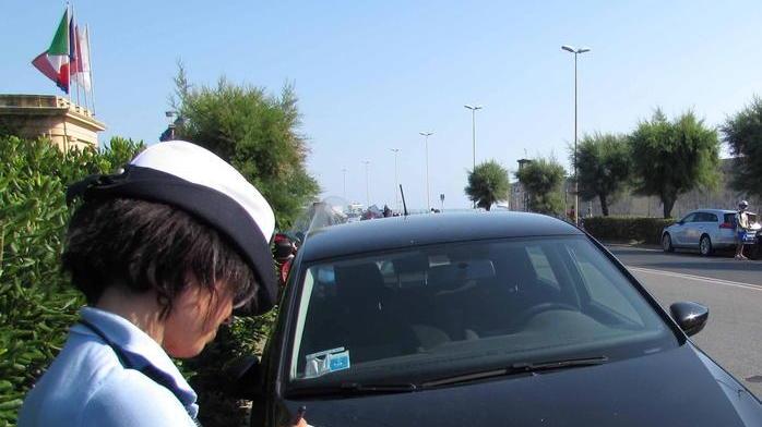 Un'agente della polizia municipale mentre fa una multa