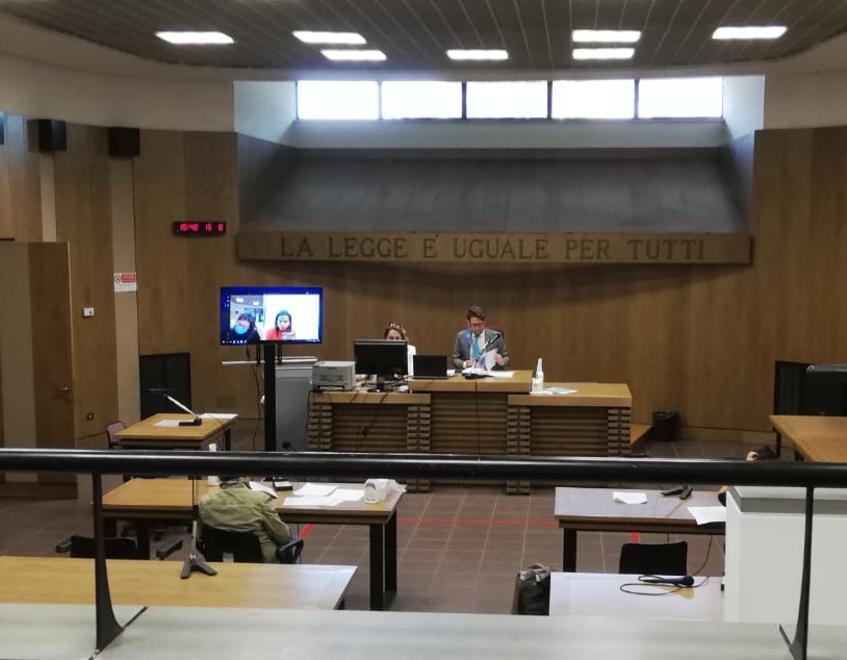 Reggio Emilia: prende a calci la compagna e picchia la suocera, ma il giudice annulla l’arresto 