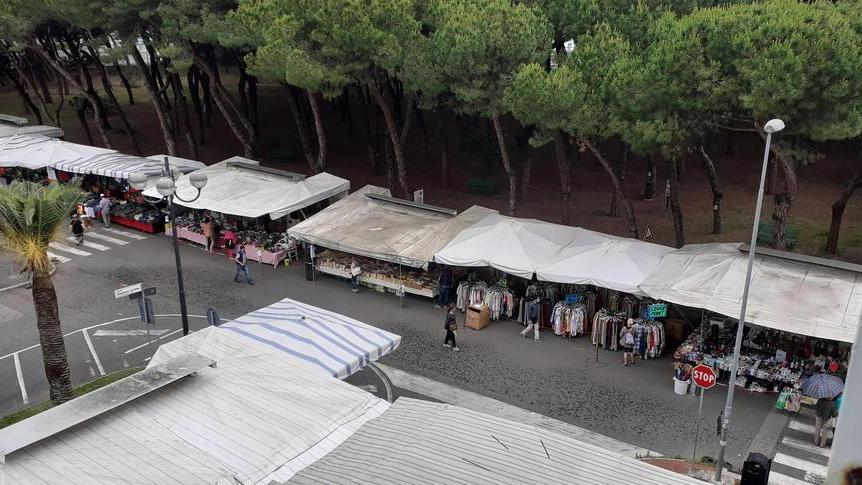 Un’altra domenica da “prigionieri” a causa del mercato