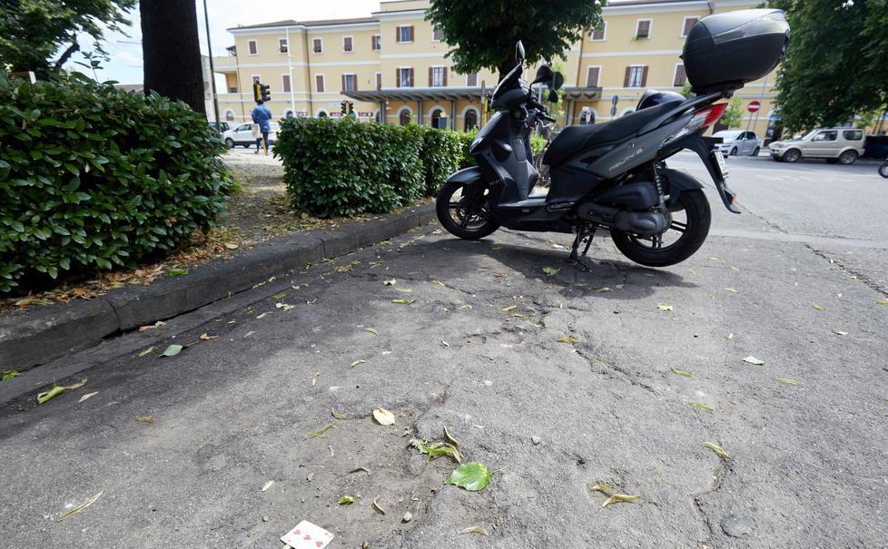 «Circolare col ciclomotore è diventato più pericoloso per l’asfalto sconnesso» 