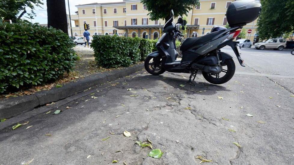 «Circolare col ciclomotore è diventato più pericoloso per l’asfalto sconnesso»
