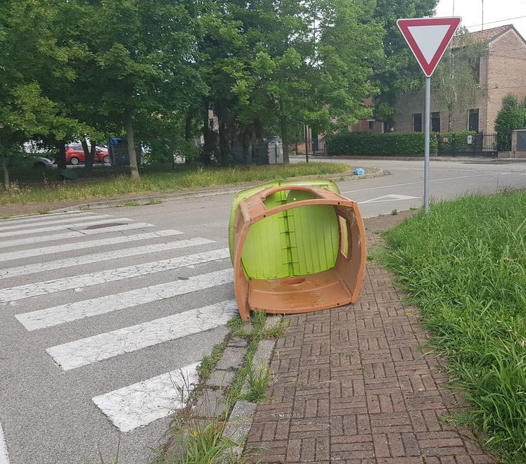 Il forte vento fa volare in strada rami e oggetti