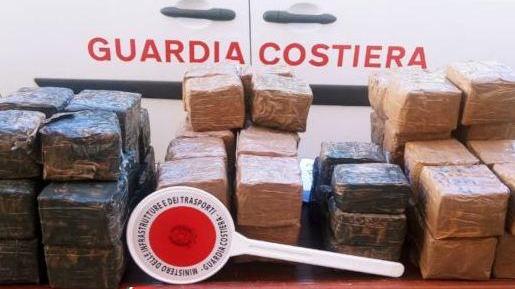 Alghero, sequestrati 40 chili di hascisc in mare