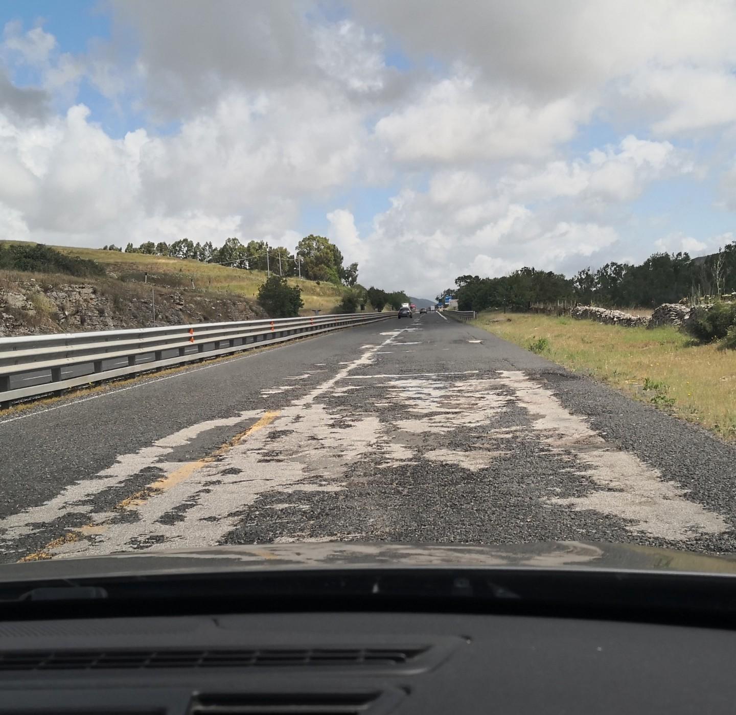 Buche e incroci a raso sulla 131: vecchia e pericolosa è esclusa dal piano Italia Veloce