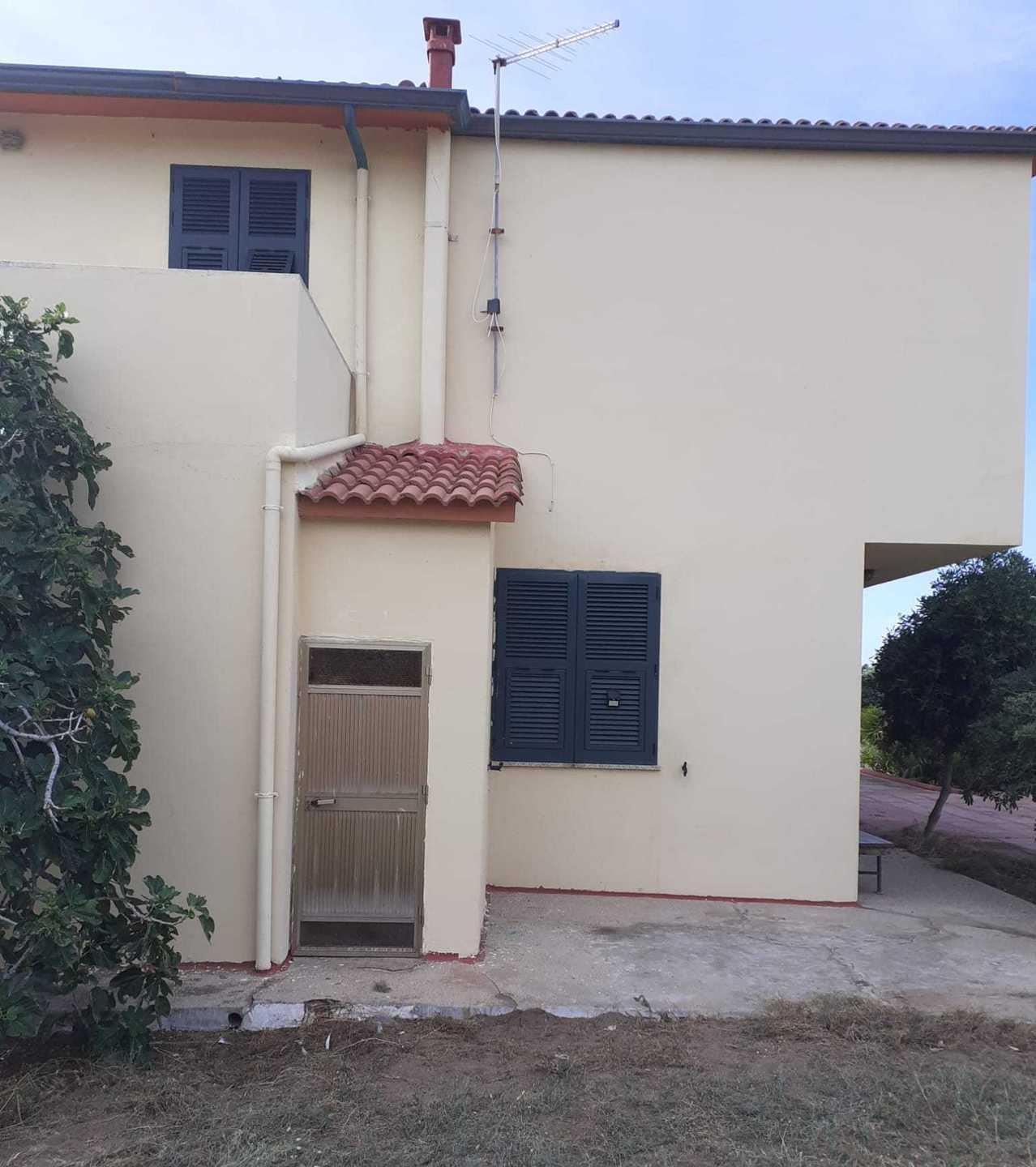 Cade dal tetto di casa 82enne in Rianimazione 