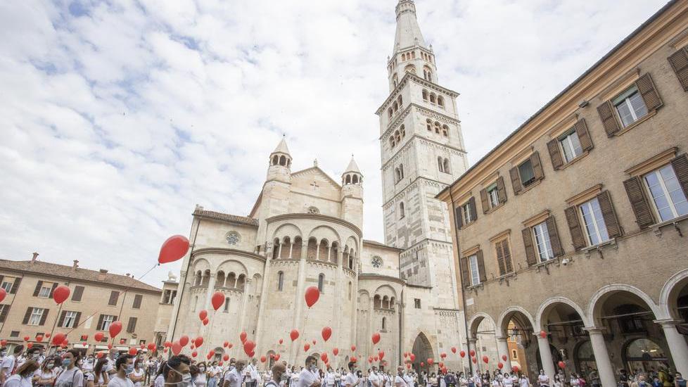Modena, la protesta degli Infermieri in piazza: «Noi in prima linea, ma la politica ci ignora»