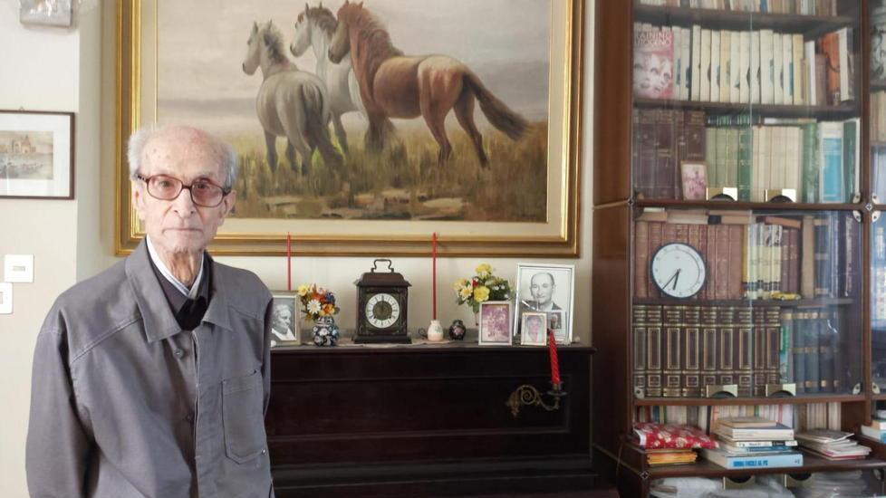 Il professor Manlio Menghi compie 100 anni: «Il segreto? La mente lucida»