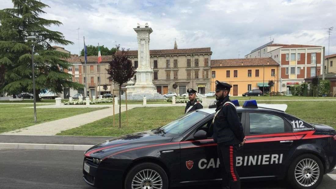 Portomaggiore, tenta di corrempere i carabinieri con 20 euro: arrestato