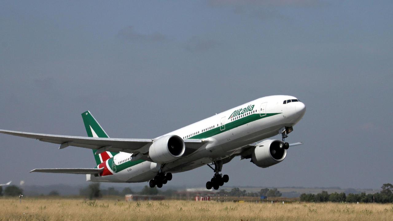 Il sindaco Conti: «Alitalia mi ha garantito che il volo per Roma resterà al Galilei»