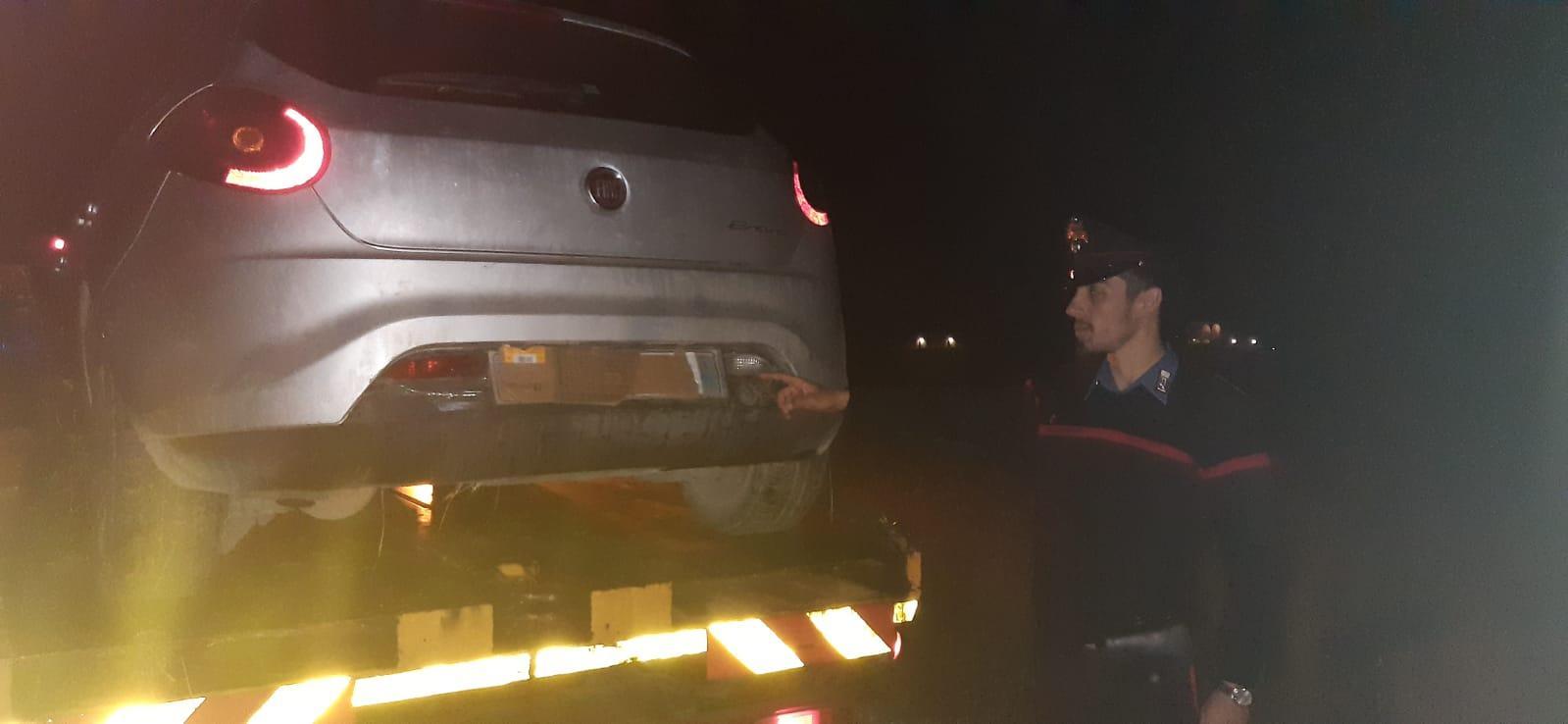Assaltano una banca e si schiantano dopo l'inseguimento con i carabinieri