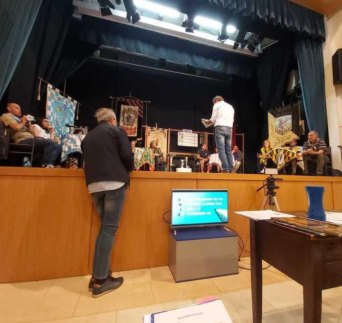 Un momento della serata al Teatro della Compagnia di Castelfranco di Sotto (Foto da Facebook)