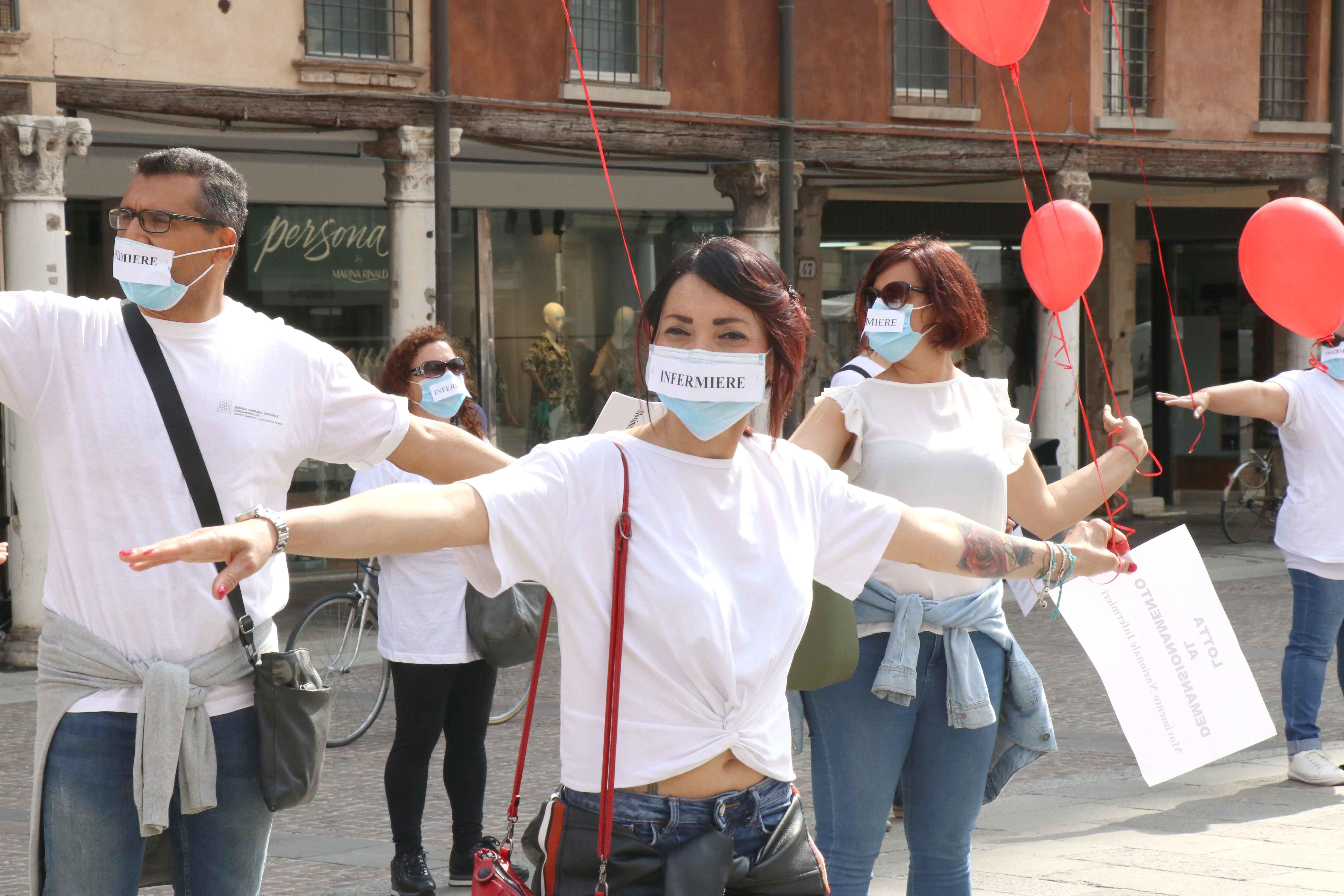 Infermieri in piazza: dolore e rabbia nel cielo di Ferrara 