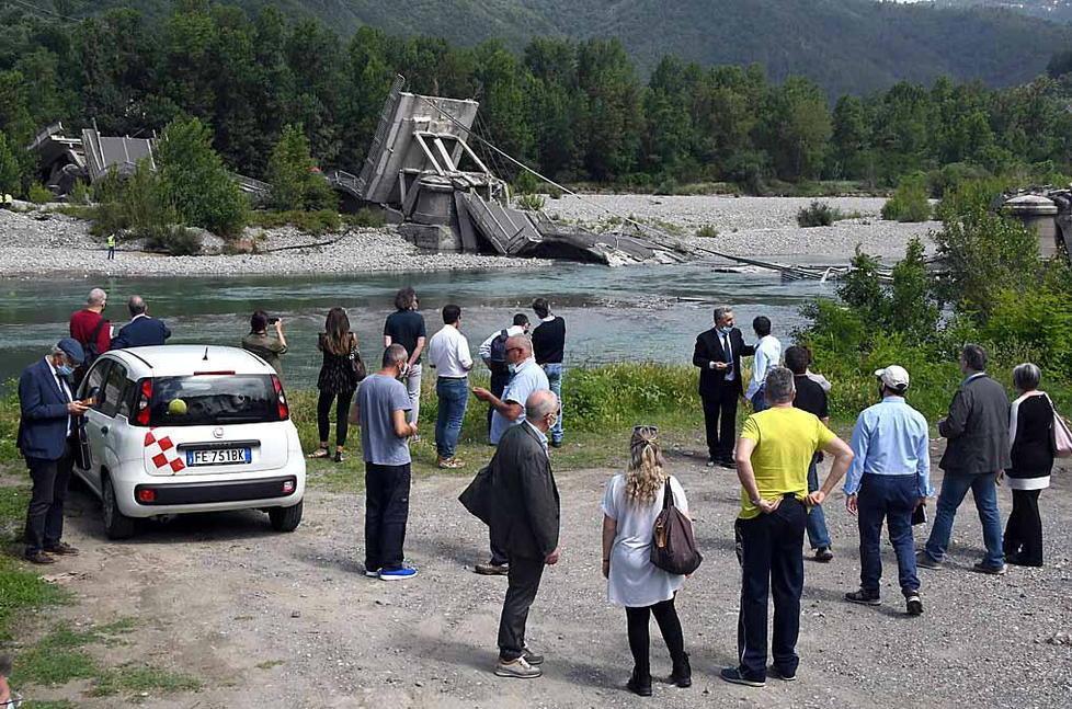 Sopralluogo dei periti al ponte crollato. Si lavorerà con droni e immagini satellitari 