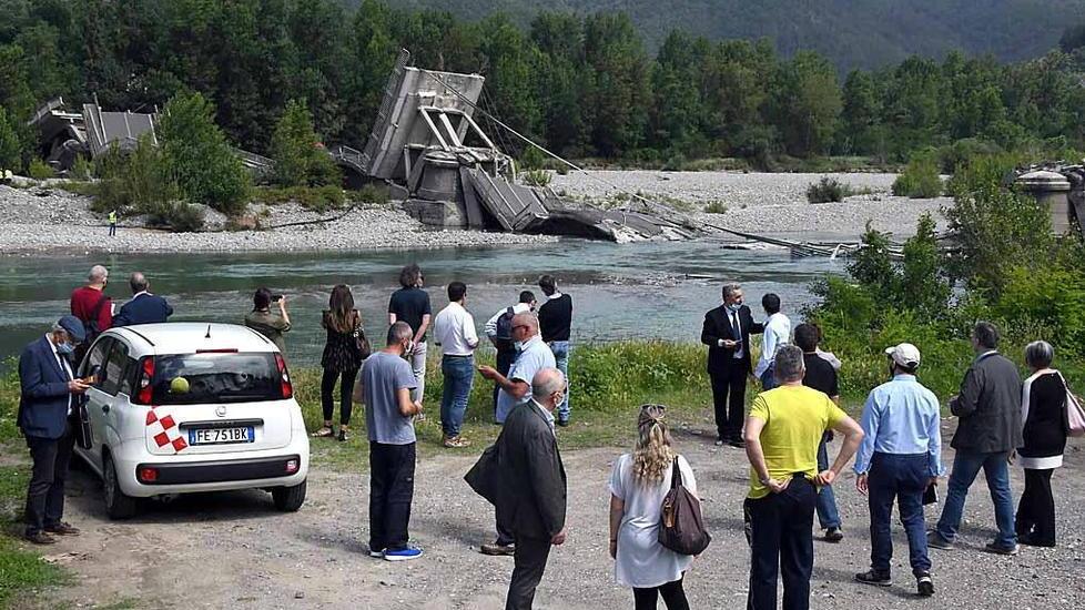 Sopralluogo dei periti al ponte crollato. Si lavorerà con droni e immagini satellitari