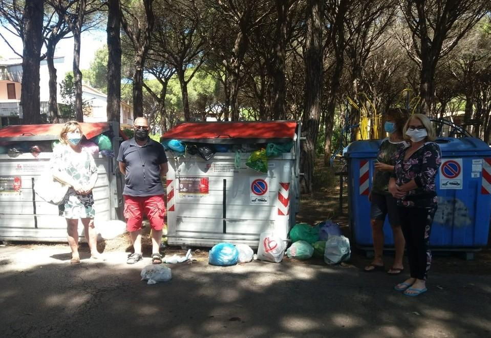 Il camion della spazzatura non riesce a passare, rifiuti al palo e comitato furioso 