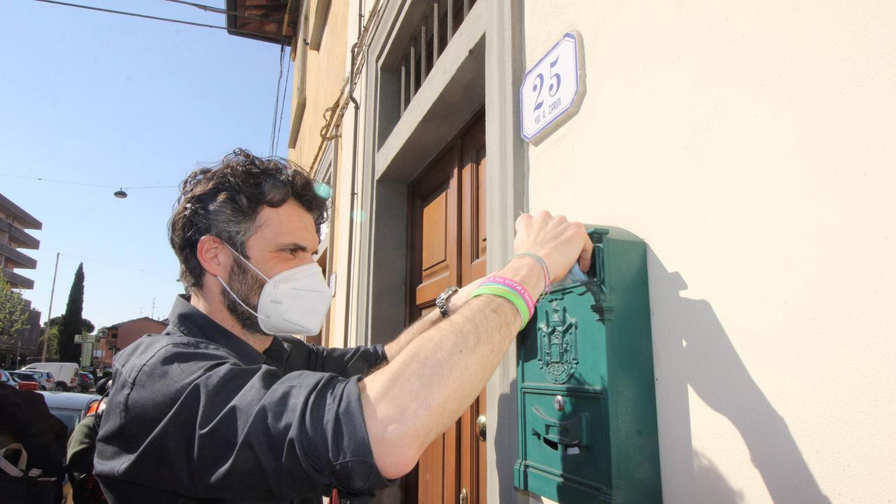Il sindaco Matteo Biffoni durante la consegna delle mascherine porta a porta