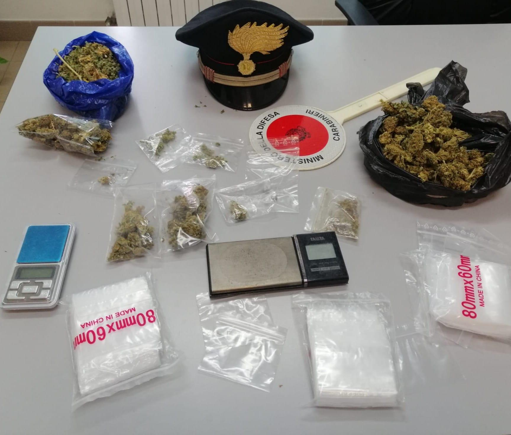 Due etti di marijuana tra auto e casa, nei guai 19enne di Selargius