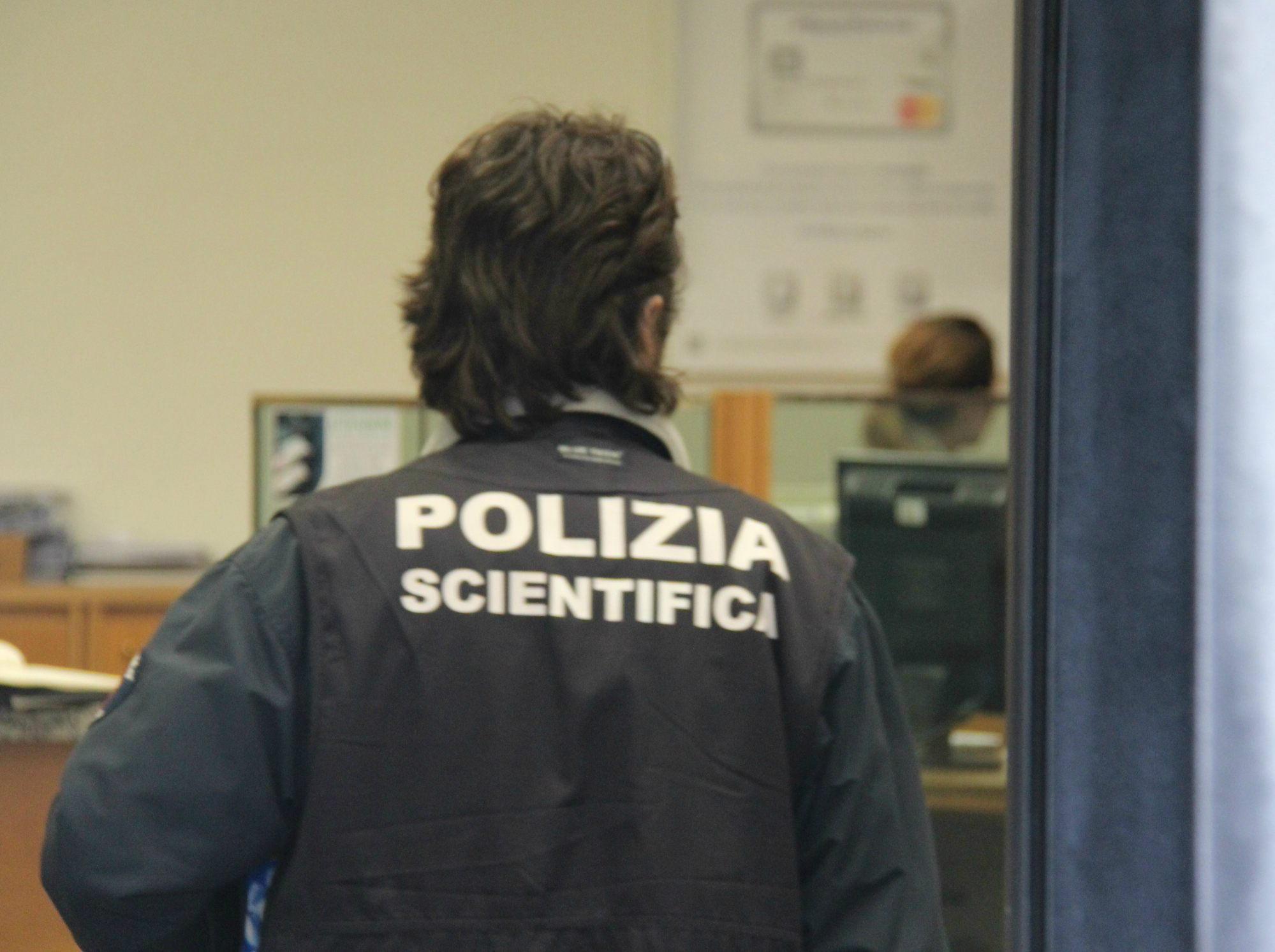 Un agente della polizia scientifica (foto d'archivio)
