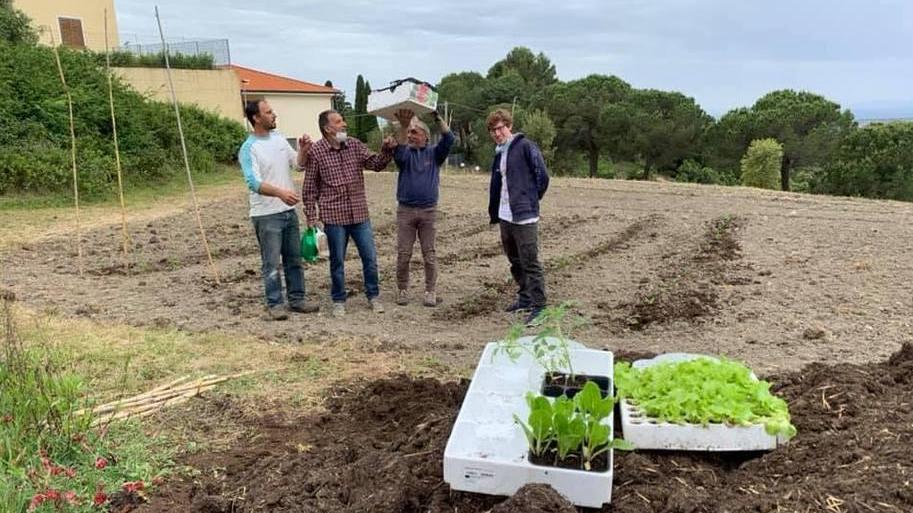 Da sinistra Salvatore, Piero, Enrico e Fabio: alcuni dei volontari della Pro Loco che hanno partecipato al progetto dell’orto condiviso.