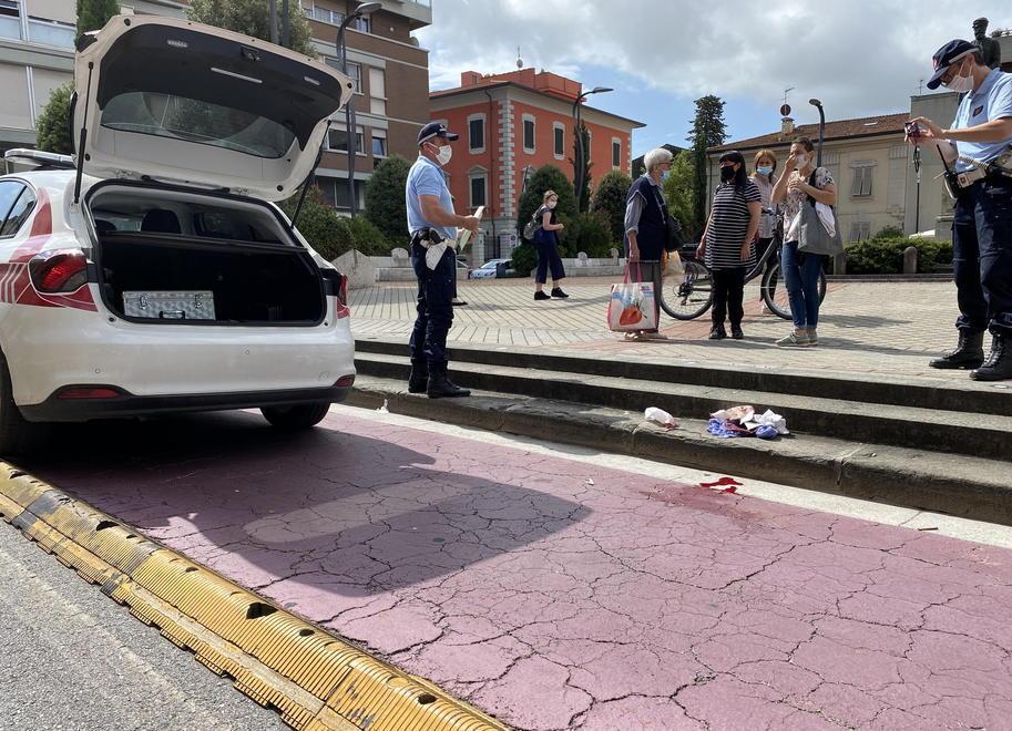 L’intervento di una pattuglia della polizia municipale che ha effettuato i rilievi e raccolto le testimonianze (foto Franco Silvi)