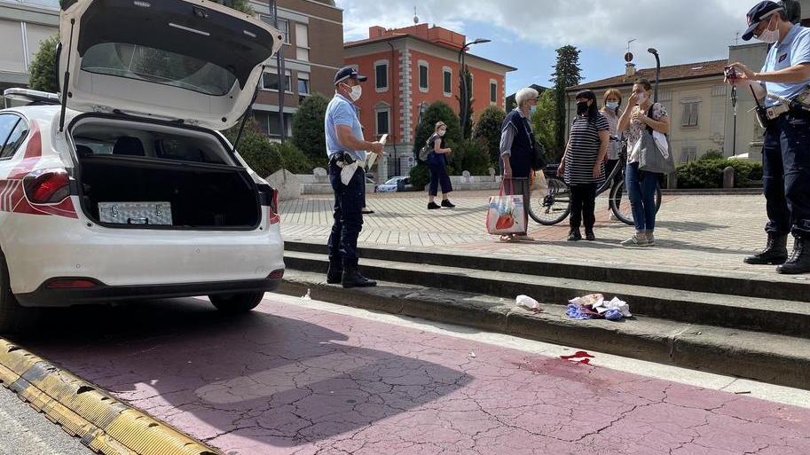 L’intervento di una pattuglia della polizia municipale che ha effettuato i rilievi e raccolto le testimonianze (foto Franco Silvi)