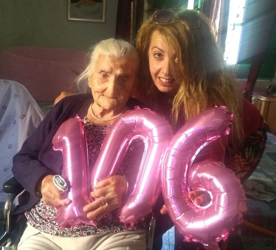 Chiarina Lai con Monia Cocco, una delle sue dieci nipoti