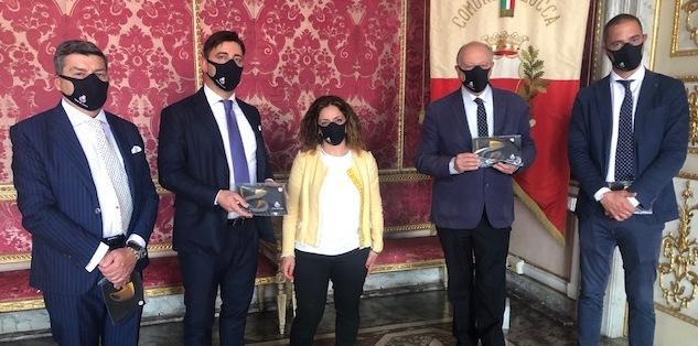 Al Comune le mascherine di Conflavoro 