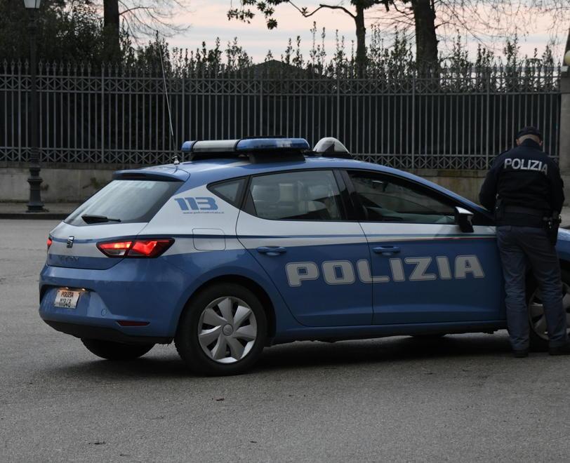 Fa colazione al bar e usa la carta di credito trafugata in una casa 