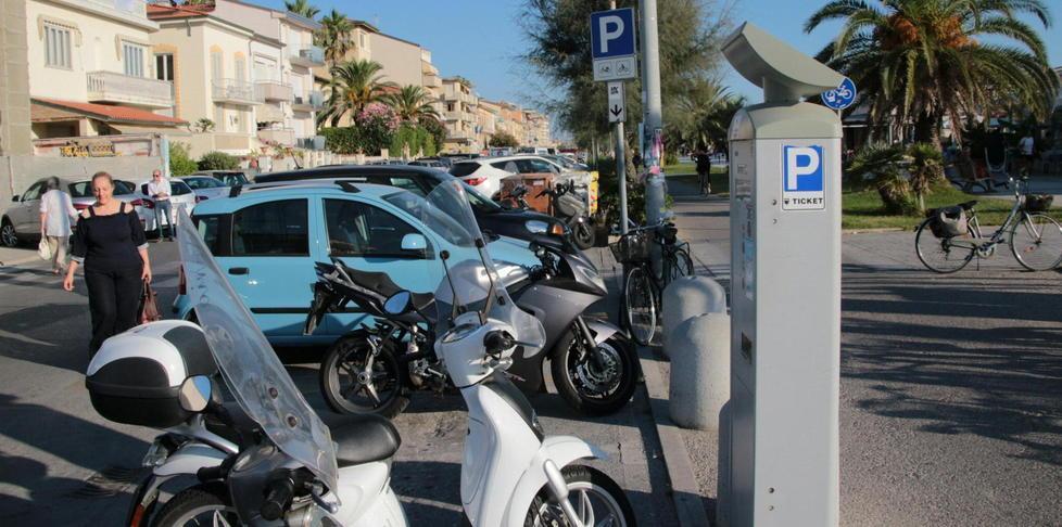 Santini sugli stalli: troppo costosi vanno cambiati 