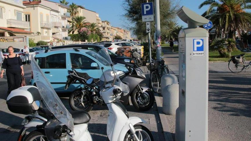 Santini sugli stalli: troppo costosi vanno cambiati