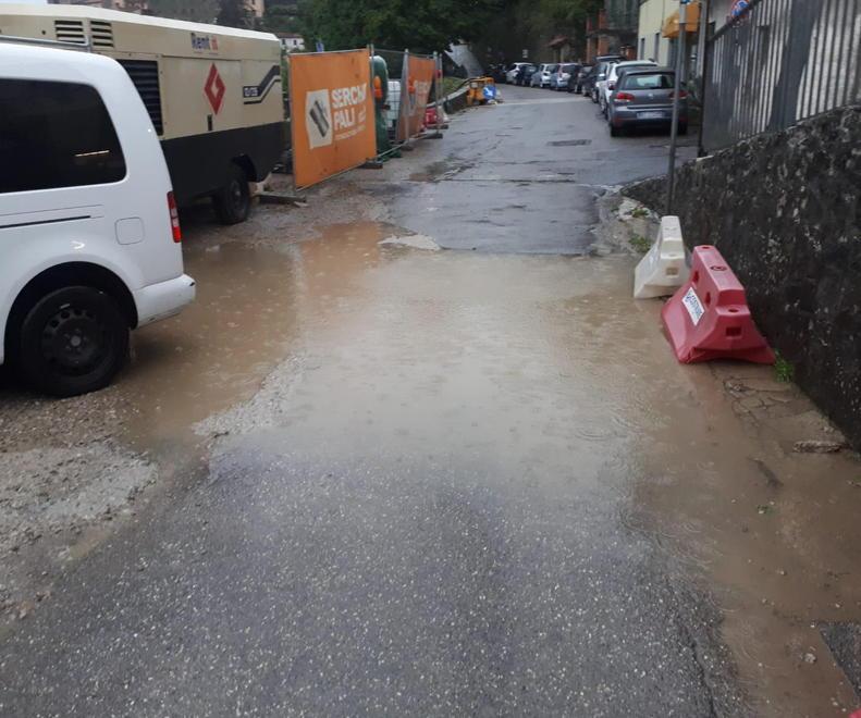 Nuove crepe sui muri della terrazza esterna durante i lavori in corso per la messa in sicurezza