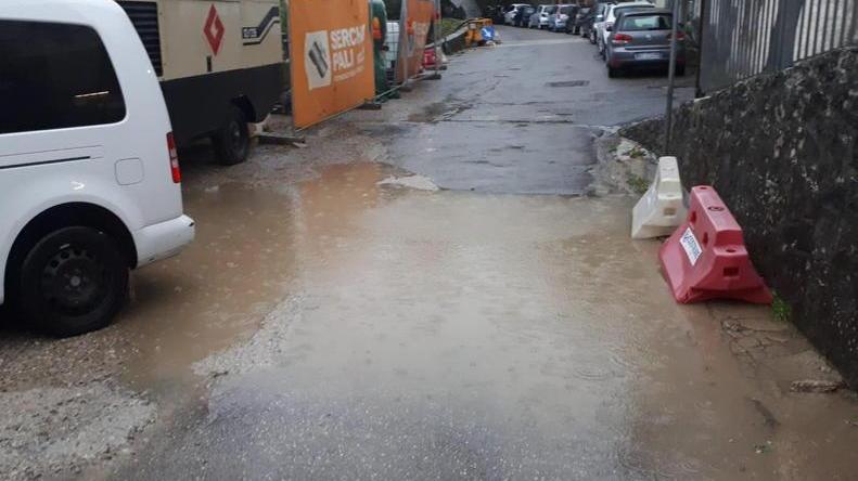 Nuove crepe sui muri della terrazza esterna durante i lavori in corso per la messa in sicurezza