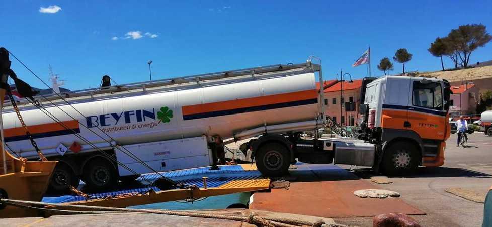 «Una soluzione definitiva per la benzina, il governo intervenga per tutelare l’Elba» 