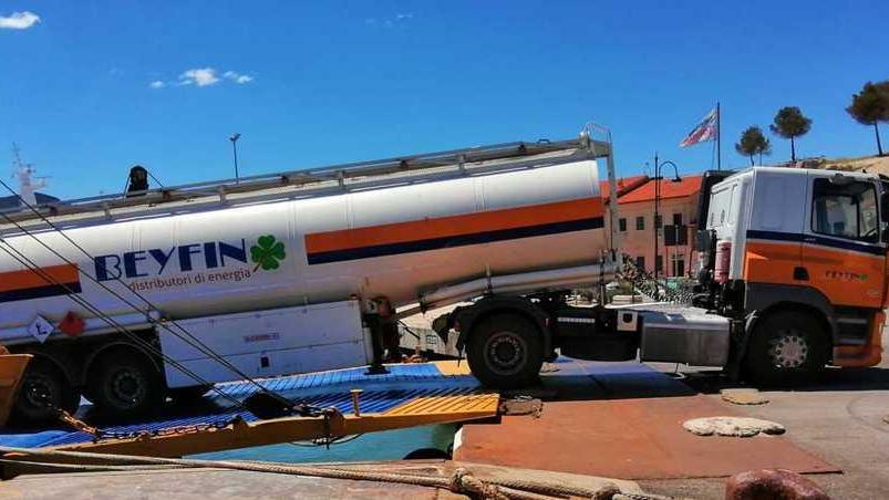 «Una soluzione definitiva per la benzina, il governo intervenga per tutelare l’Elba»