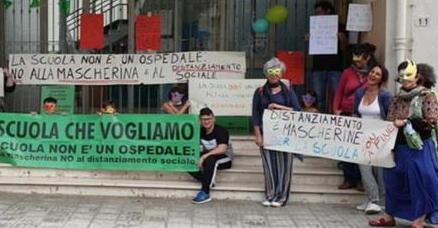 No alle mascherine e al distanziamento Striscioni e palloncini sui muri degli istituti 