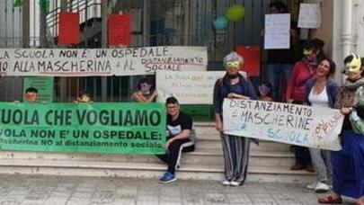 No alle mascherine e al distanziamento Striscioni e palloncini sui muri degli istituti