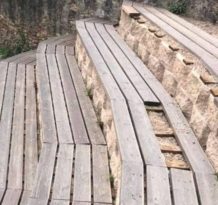 Atti vandalici sui gradoni al Giardino del mandorlo 