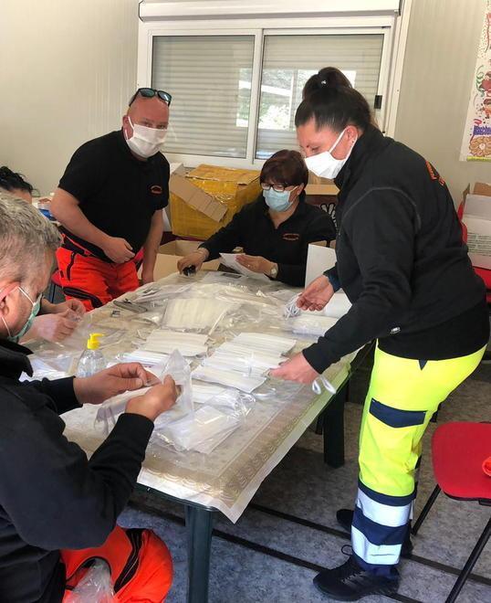 Mascherine distribuite da volontari e Comune