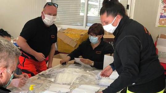 Mascherine distribuite da volontari e Comune