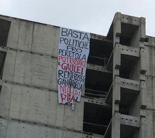 Uno striscione con scritta contro i “fiorentini” sulle torri di Bulgarella 