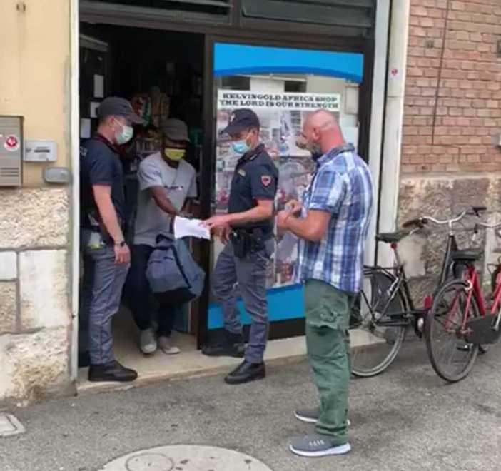 Dieci clienti dentro il locale La Polizia chiude il minimarket