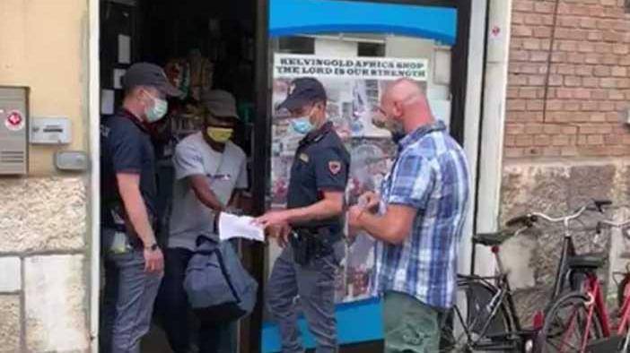 Dieci clienti dentro il locale La Polizia chiude il minimarket