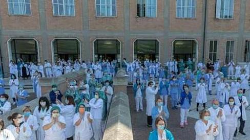Il tributo di Reggio ai sanitari Tricolore e cerimonia pubblica