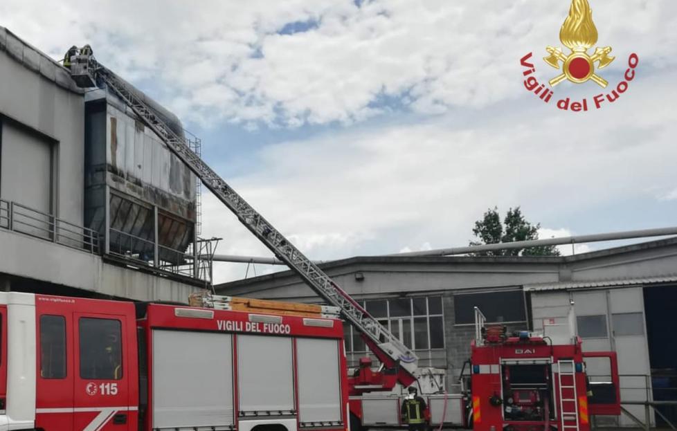 Brucia la cappa d’aspirazione pompieri alla Padana Legnami