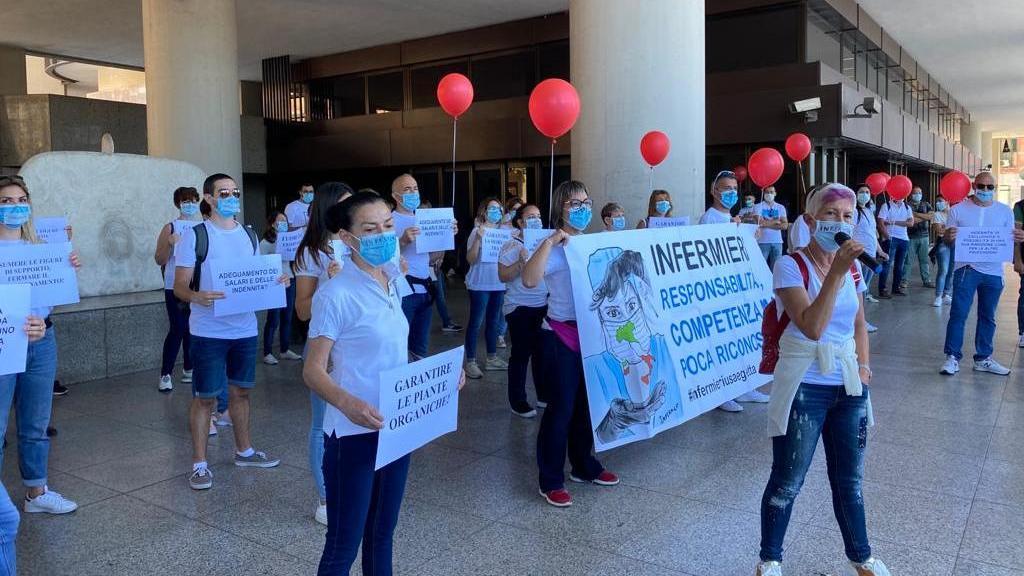 Infermieri in piazza: «Siate riconoscenti»